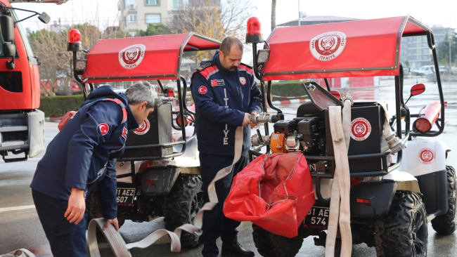 ATV'li itfaiye dar sokaklardaki tarihi yapıları alevlerden koruyor